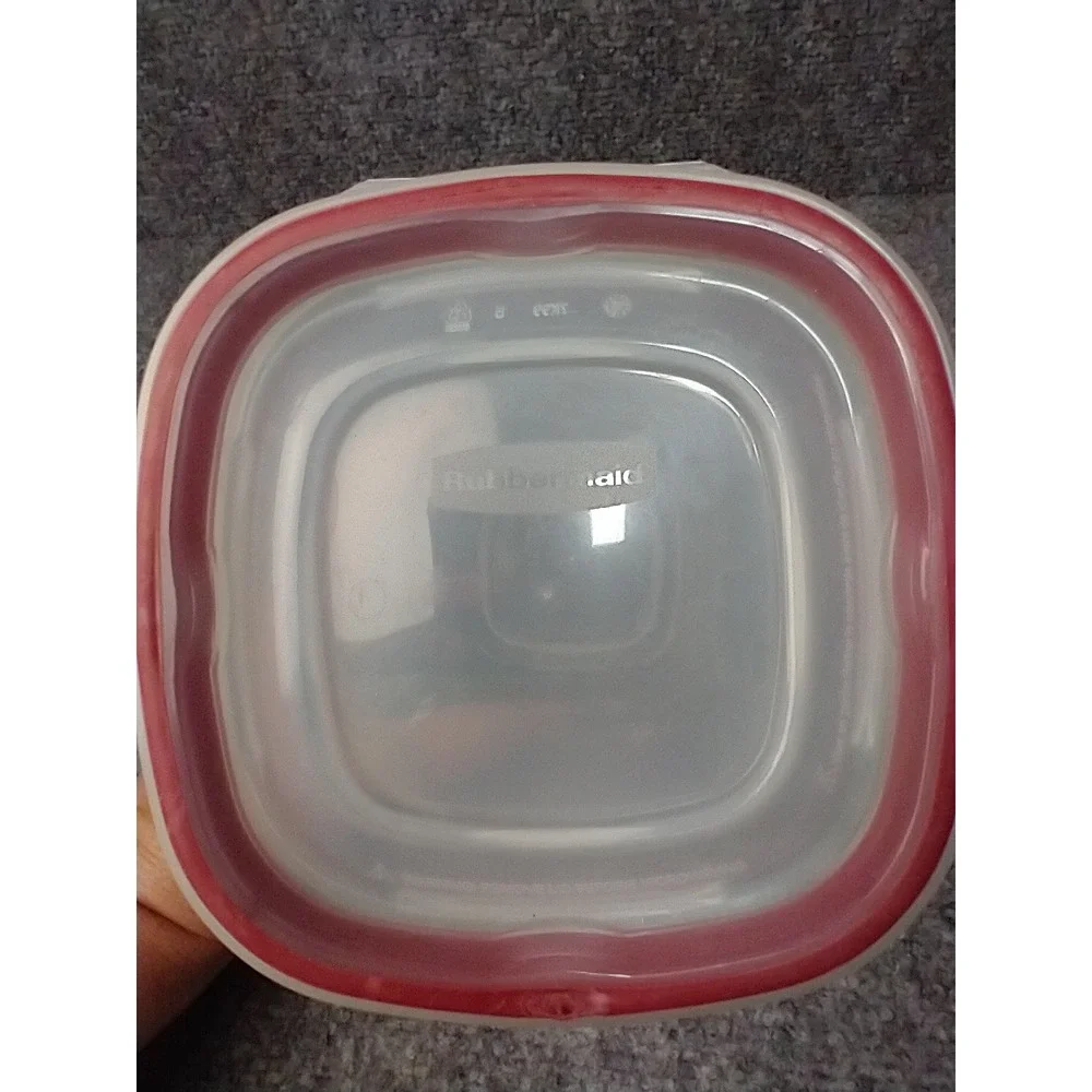 Rubbermaid Lock-Its Food Storage Container w/ Easy Find Lid 5.25 Cup Racer Red